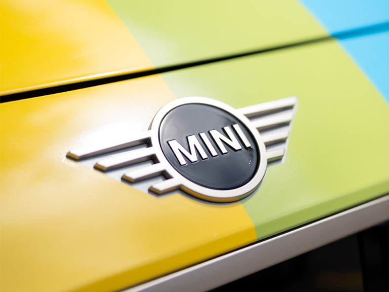 MINI Detail MINI Icon auf Regenbogenfarben