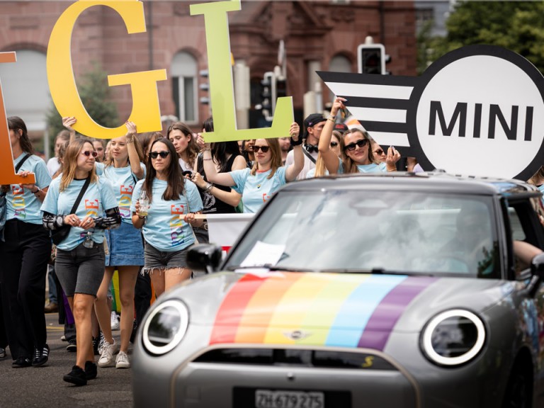 MINI mit Regenbogen und Icon Big Love in Umzugsmenge