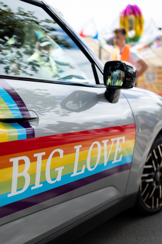 MINI Detail mit Regenbogen und Icon Big Love