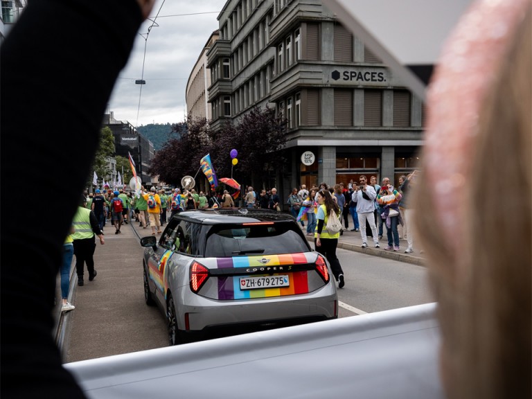 MINI con arcobaleno vista posteriore nella sfilata